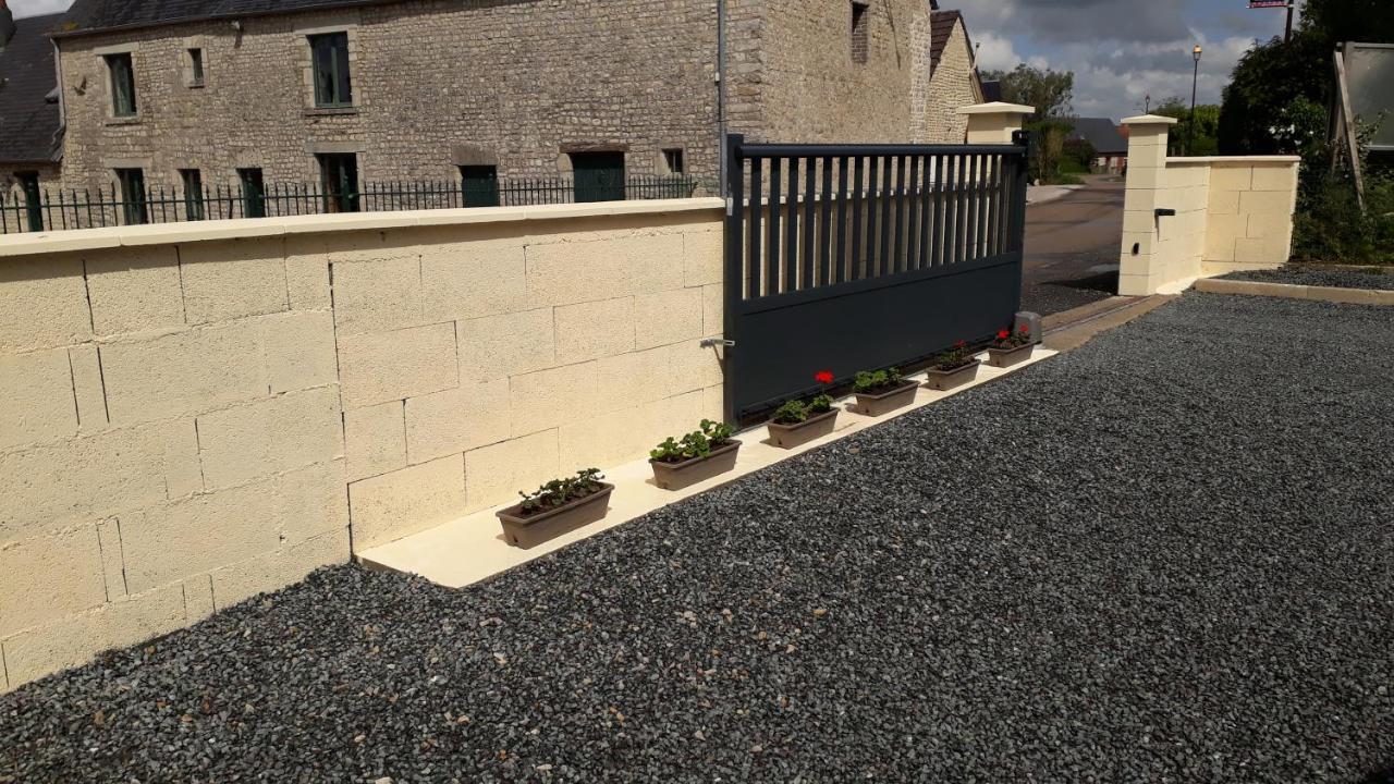 Gite " Le Vieux Noyer" Liesville-sur-Douve Екстер'єр фото