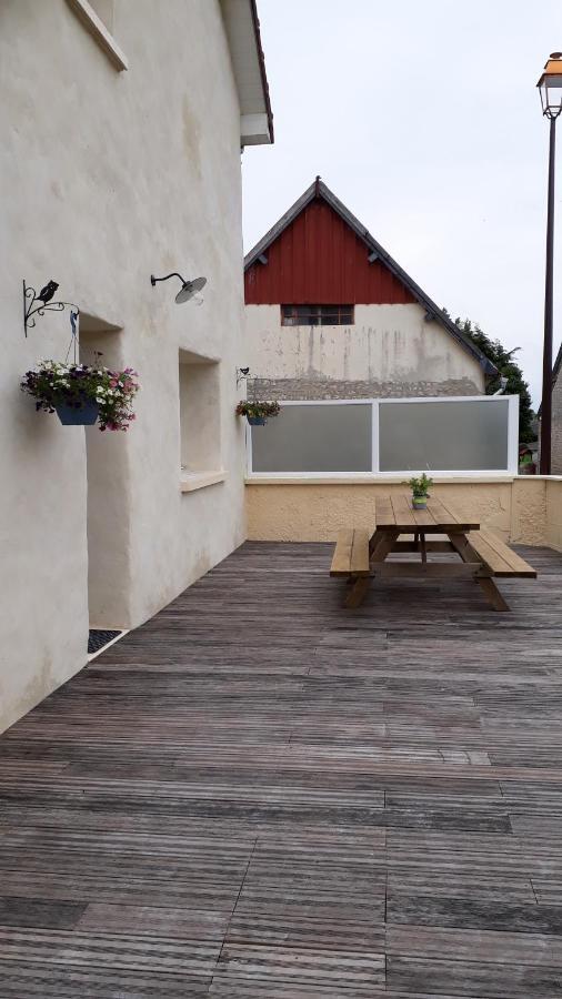 Gite " Le Vieux Noyer" Liesville-sur-Douve Екстер'єр фото